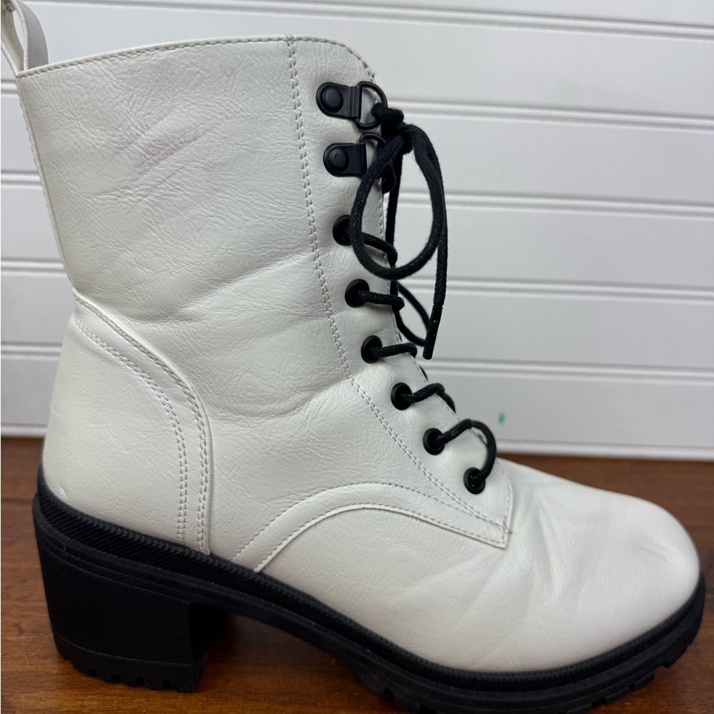 Mia women’s white & black lace up/side zipper combat/moto heeled boots. Size 8 - Picture 9 of 13